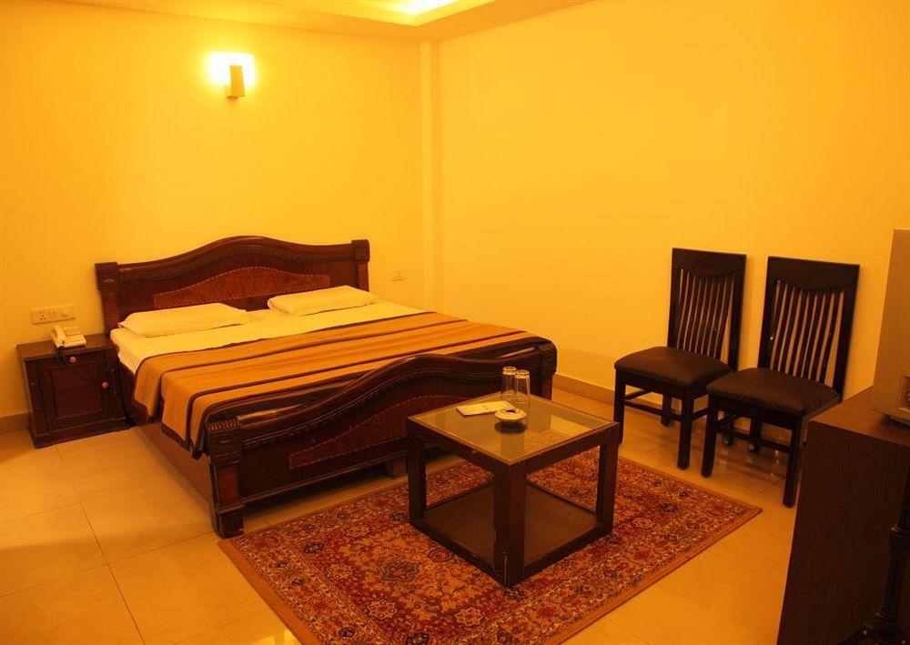 Hotel Lohmod At National Highway 8 - Free Airport Transffer New Delhi Exteriör bild