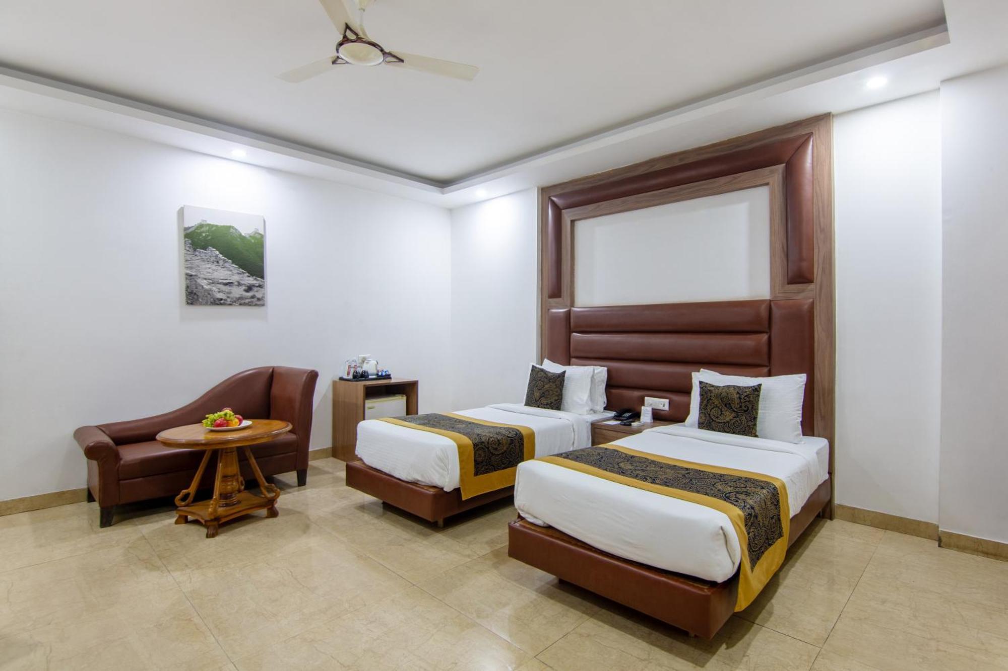 Hotel Lohmod At National Highway 8 - Free Airport Transffer New Delhi Exteriör bild