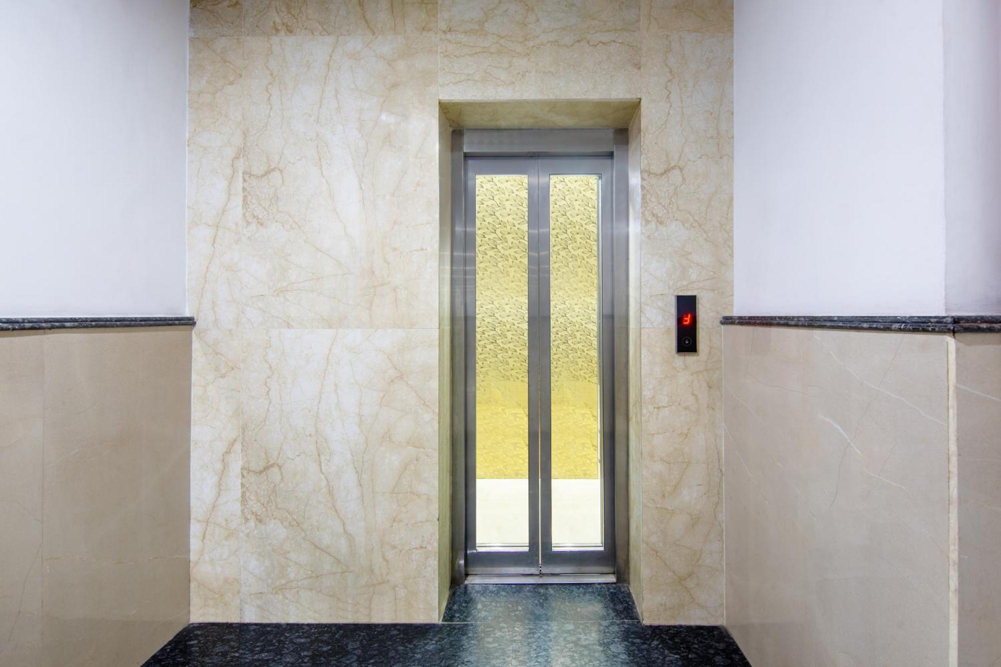 Hotel Lohmod At National Highway 8 - Free Airport Transffer New Delhi Exteriör bild