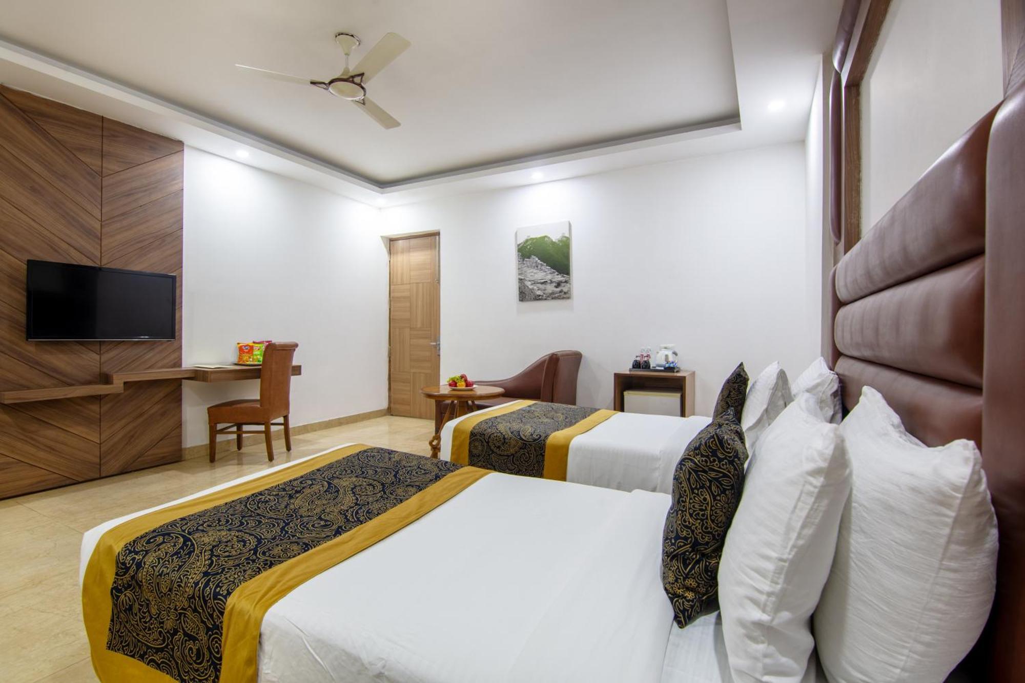 Hotel Lohmod At National Highway 8 - Free Airport Transffer New Delhi Exteriör bild