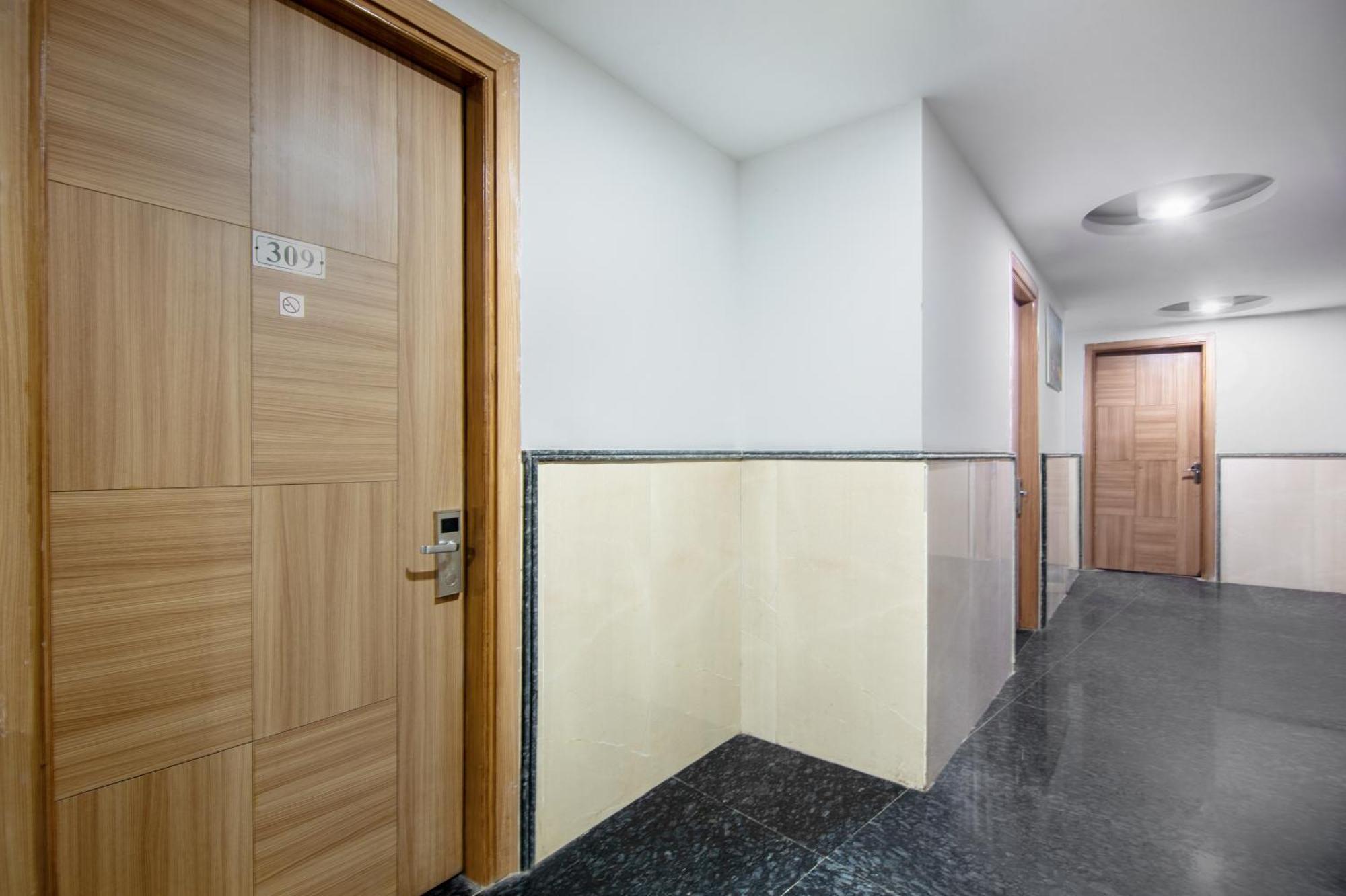 Hotel Lohmod At National Highway 8 - Free Airport Transffer New Delhi Exteriör bild