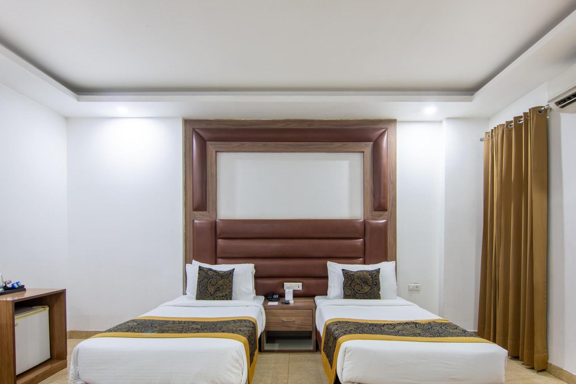 Hotel Lohmod At National Highway 8 - Free Airport Transffer New Delhi Exteriör bild