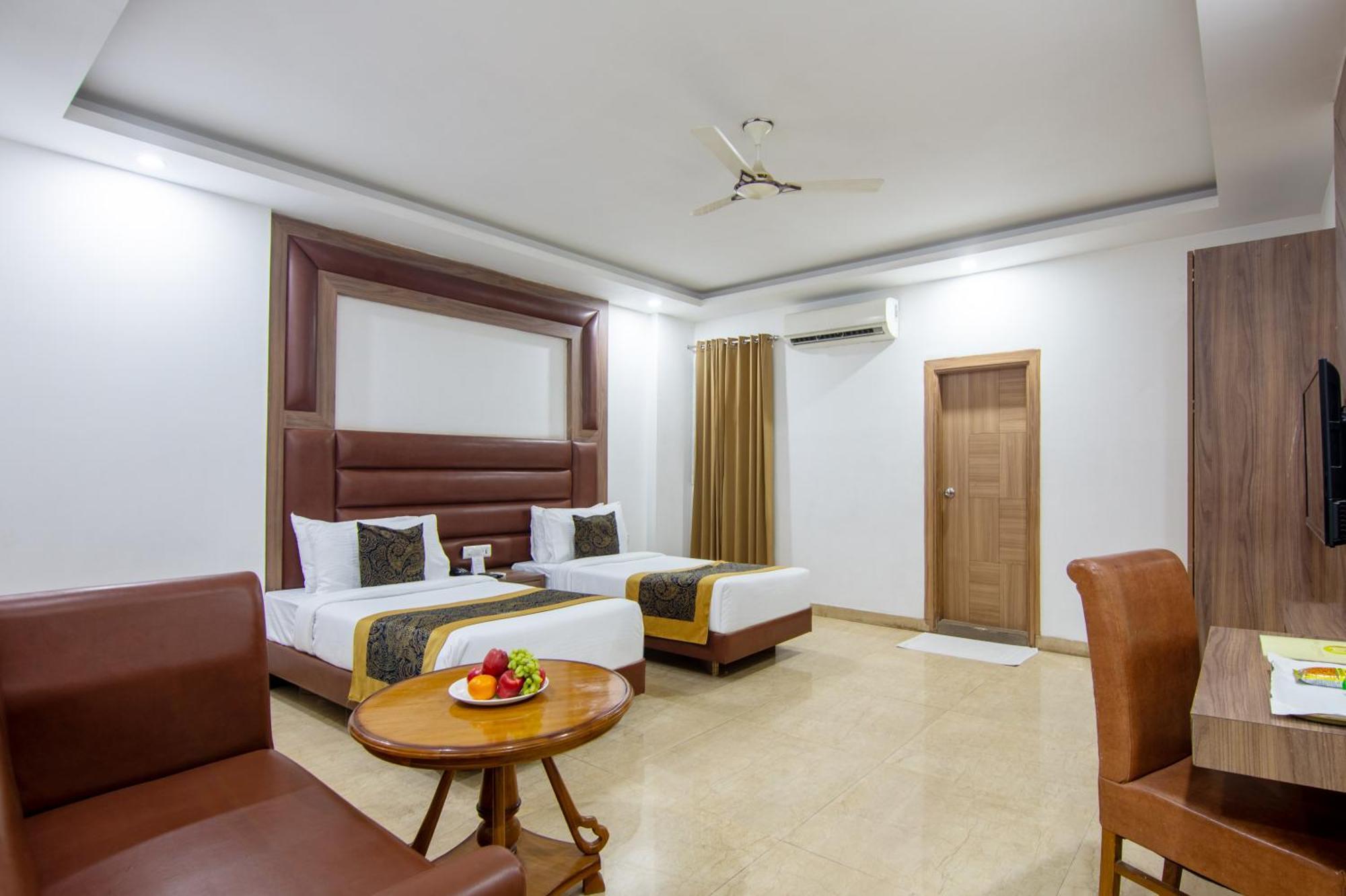 Hotel Lohmod At National Highway 8 - Free Airport Transffer New Delhi Exteriör bild