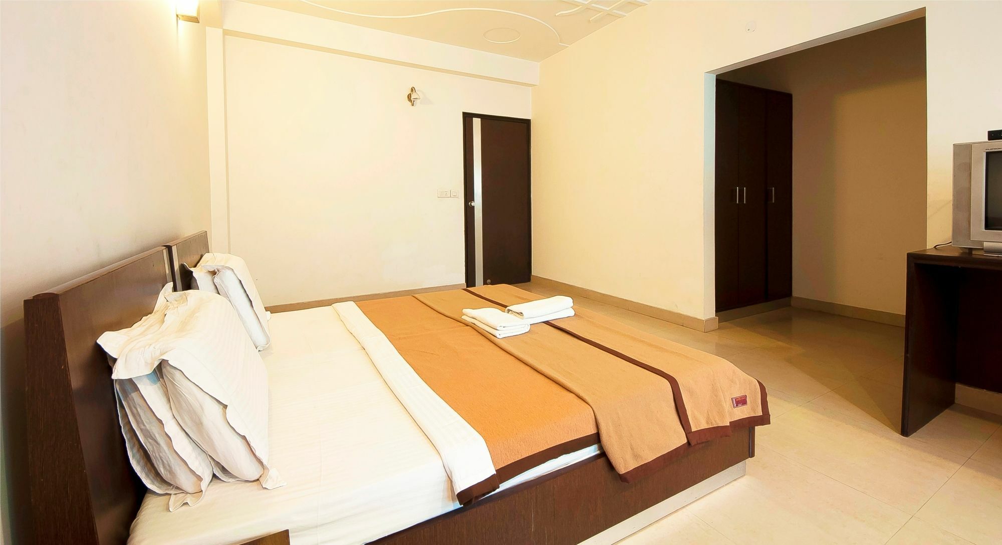 Hotel Lohmod At National Highway 8 - Free Airport Transffer New Delhi Exteriör bild